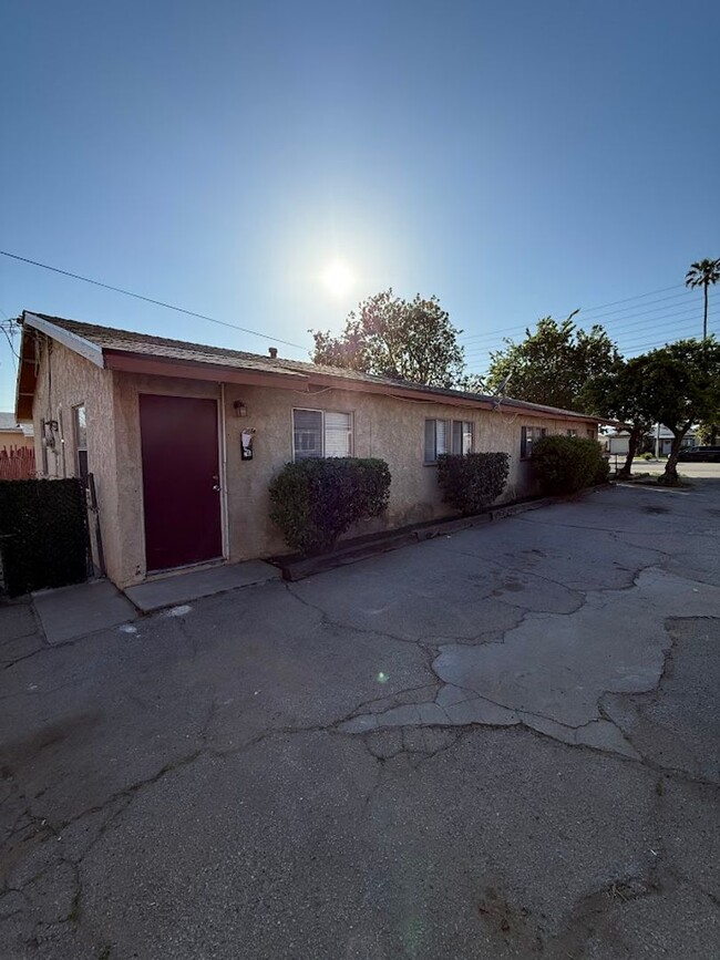 Remodeled 2 Bedroom, 1 Bathroom Unit (back... - Remodeled 2 Bedroom, 1 Bathroom House Unit (back...