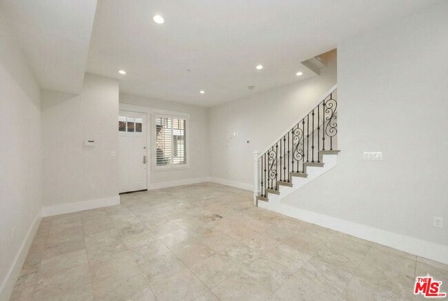 Photo - 2020 Holly Dr Unit 5