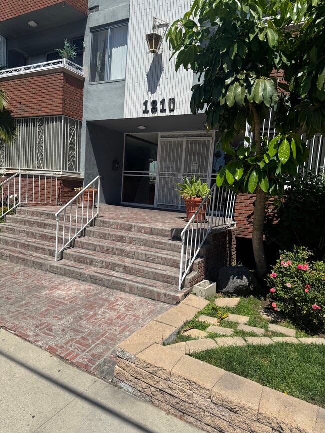 Photo - 1810 N Bronson Ave Apartments