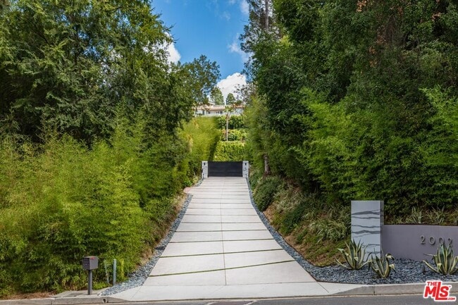 Photo - 2002 Loma Vista Dr