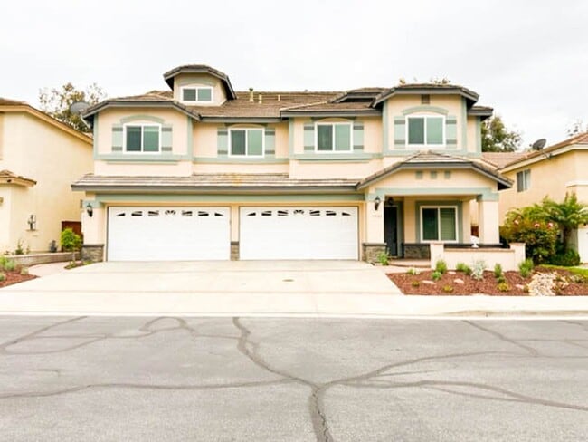 **STUNNING** 8 BEDROOM SOLAR HOME IN GATED... - **STUNNING** 8 BEDROOM SOLAR HOME IN GATED...