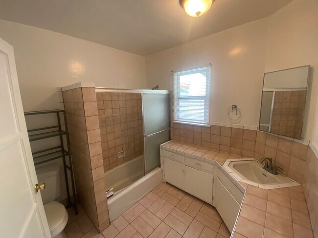 ゆぅ 12737 Venice Blvd. Unit 12737 - Los Angeles, CA | WestsideRentals.com