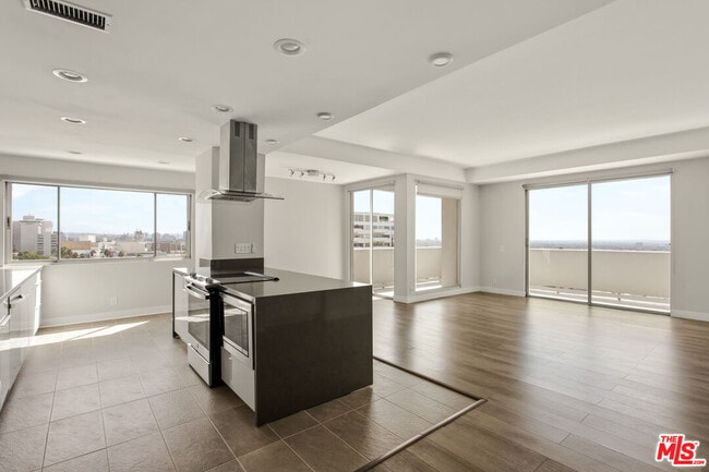 Building Photo - 7250 Franklin Ave Unit 717