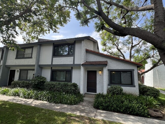 Building Photo - Fantastic 3 Bed 1.5 Bath End Unit Townhome in Orange!