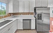 Shared kitchen - 3242 Hutchison Ave Apartment
