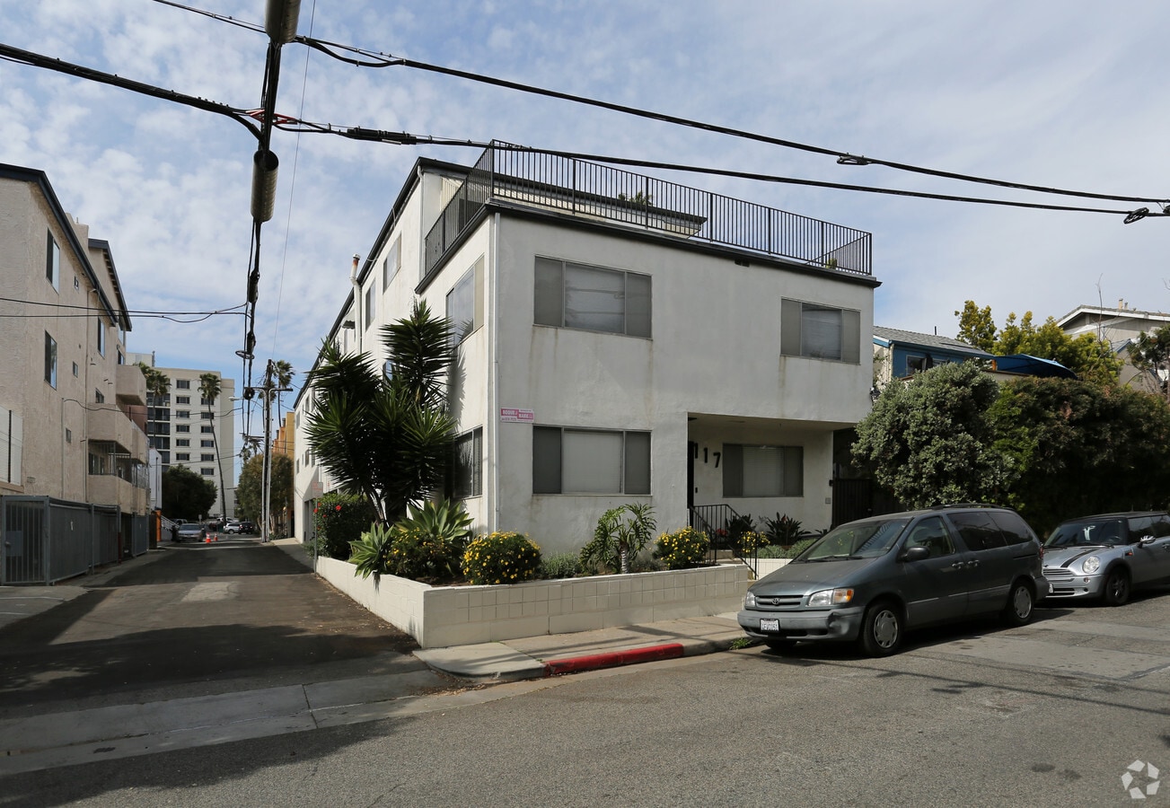 Primary Photo - 117 Strand St