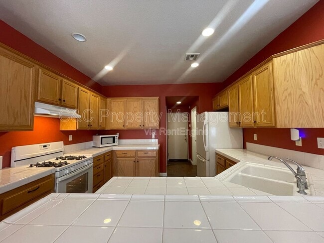 Building Photo - 425 S Meadowbrook Dr