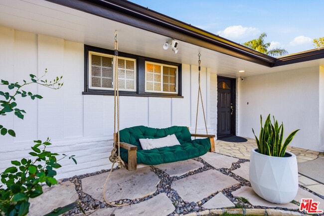 Photo - 22428 Victory Blvd