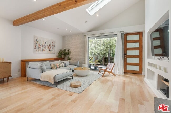 Photo - 678 Broadway St