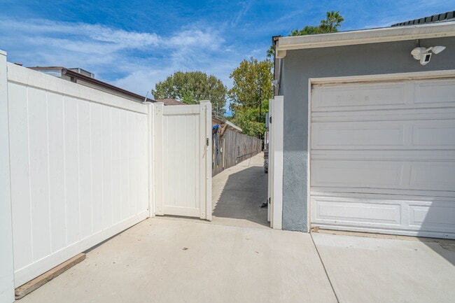 Photo - Studio ADU – Private Yard & Modern Finishes! Unit ADU