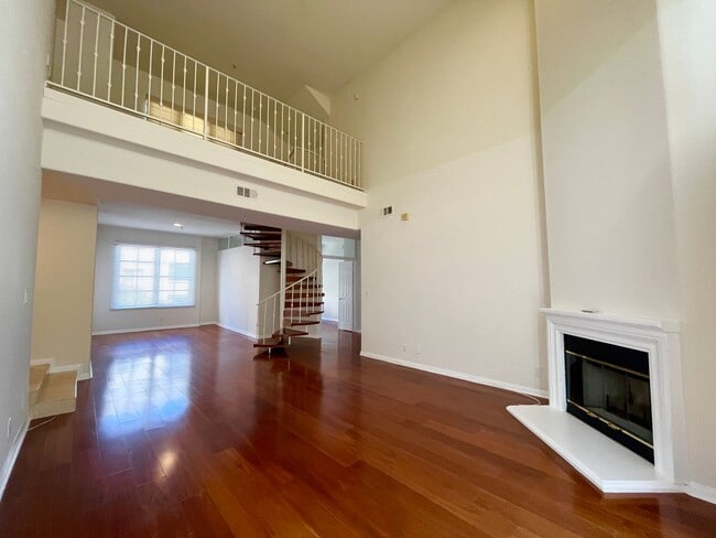 Building Photo - High vaulted ceilings open floor plan cond...