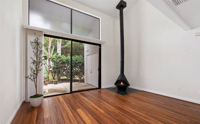 Photo - Bright & Spacious Unit with Natural Light
