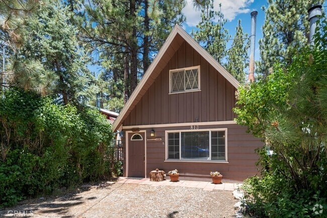 Building Photo - 813 E Fairway Blvd Rental
