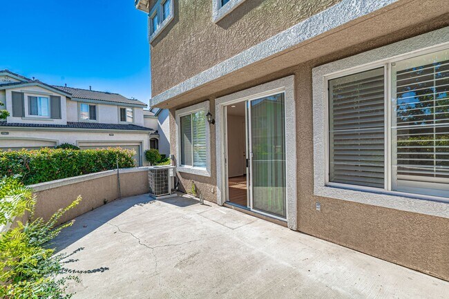Photo - 4 Bedroom Oaklane Townhome in Santa Clarita!