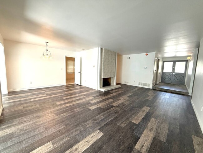 Building Photo - 4 Bedroom 2 Bathroom home available for re...