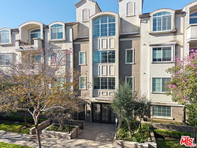 Building Photo - 1625 Granville Ave Unit 301