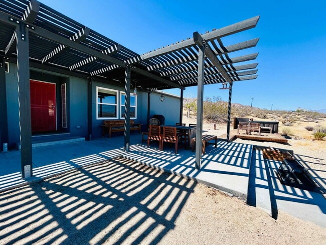 Building Photo - Updated 3 bd, 2 ba on 1.98 Acres with Hot Tub!