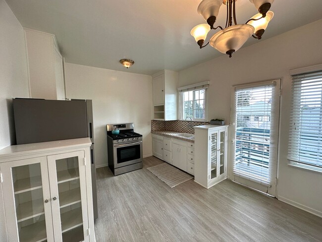 Building Photo - Vintage Style 1+1 - New Kitchen Appliances, Plank Floors, Balcony, pet friendly Unit 1110 Brent