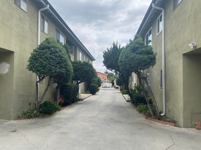 Photo - Lincoln, 5307-5309 Unit 5307 #2
