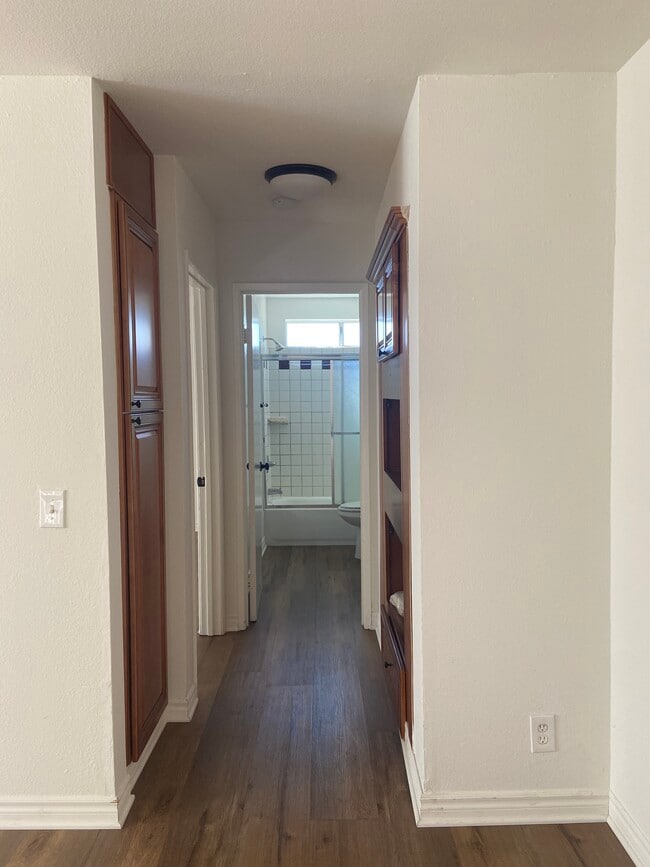 Building Photo - 247 Normandie Ave Unit 108