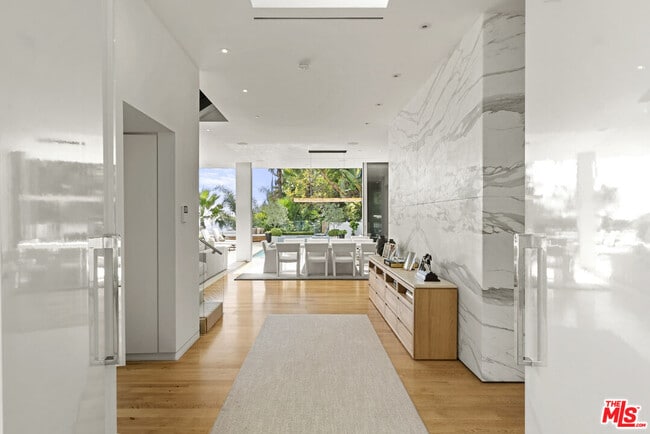 Photo - 1889 Rising Glen Rd