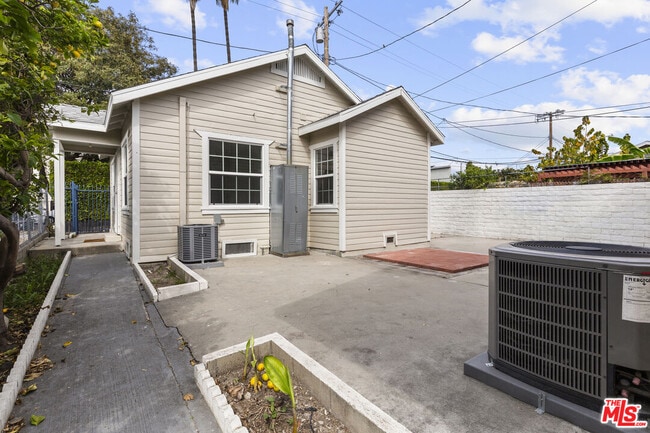 Building Photo - 135 1/2 S Dillon St