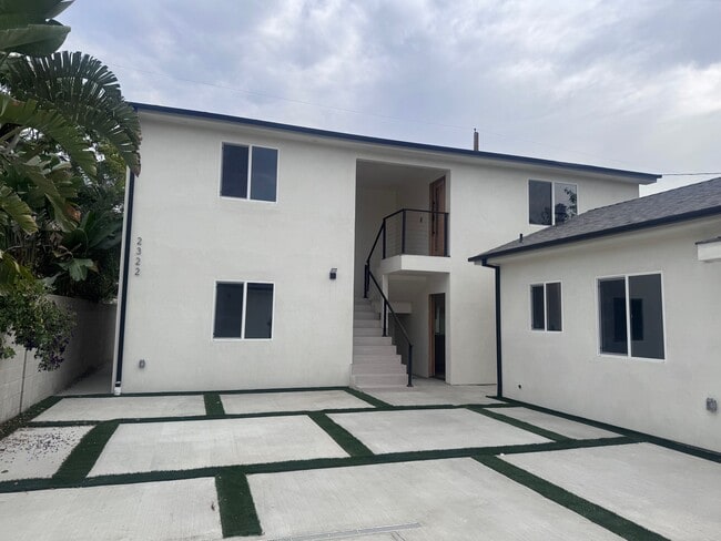 Building Photo - 2320 N Naomi St Unit 101