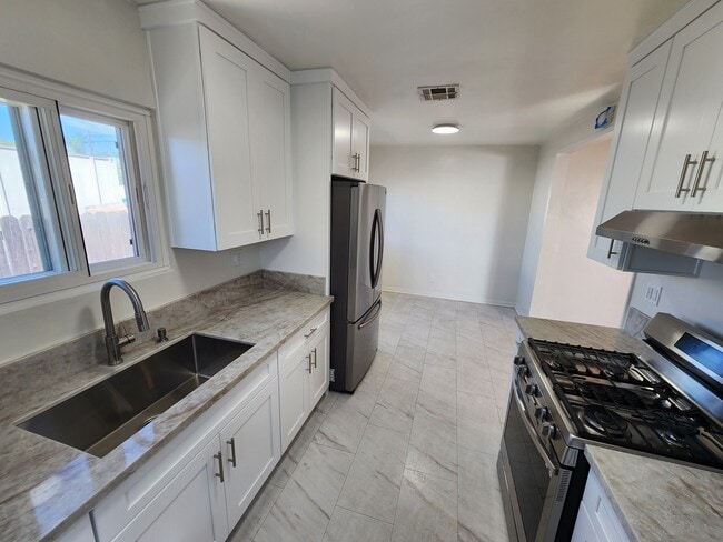 Building Photo - 10449 Cantara St