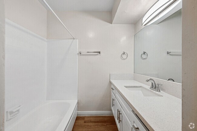 1BR, 1BA - 650SF - Kenmore Apartments