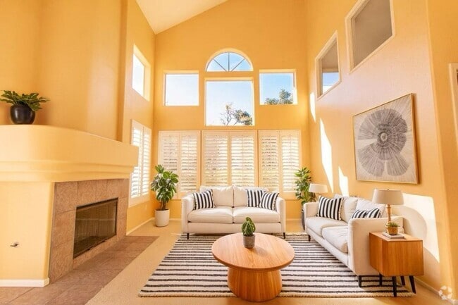 Building Photo - Tri-Level 3 bedroom 3 bath Home in Heart o...
