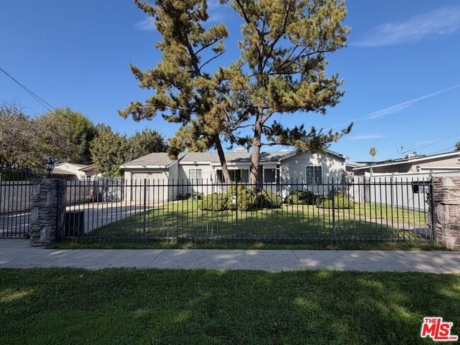 Photo - 18649 Chase St