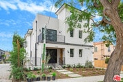 Photo - 728 Robinson St