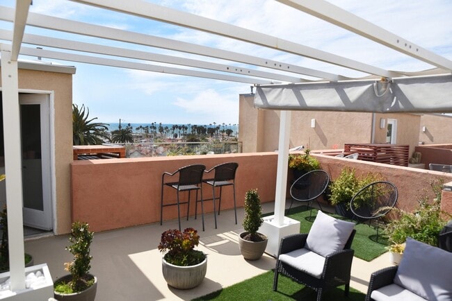Building Photo - OCEAN VIEWS - 2BD/2.5BA Condo in the Heart of Oceanside
