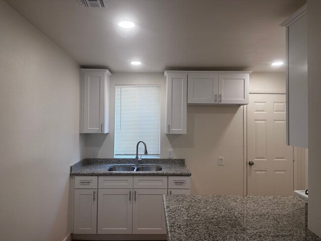 Building Photo - HEB-1 Unit HEB-1