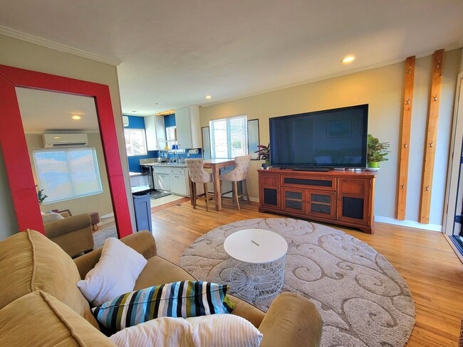 Photo - 4749 Niagara Ave