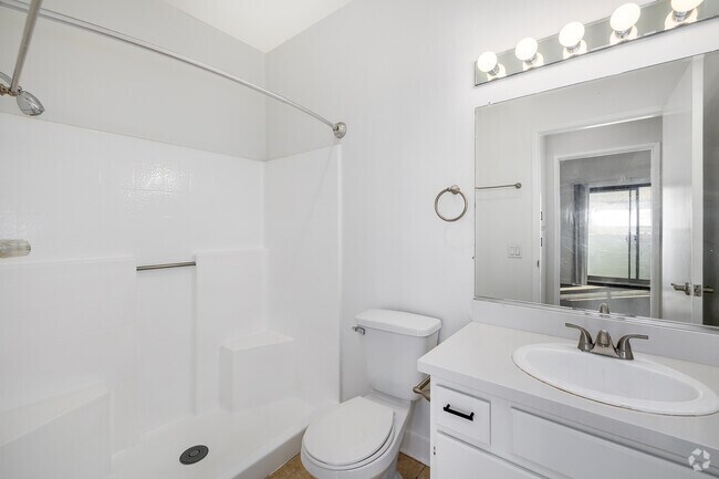 2BR, 2BA - 1,100SF - Second Bathroom - Citronia Luxe Towers Apartments