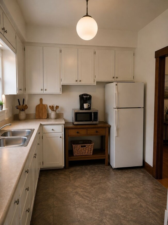 Building Photo - 3506 E 10th St Unit B