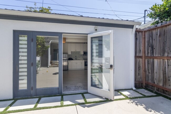 Building Photo - 2812 Stoner Ave