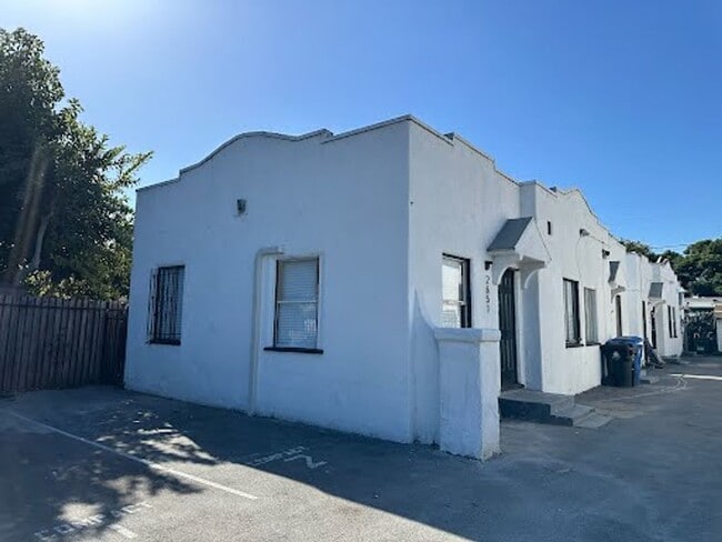 Building Photo - 2651 Cloverdale Ave Unit #2651