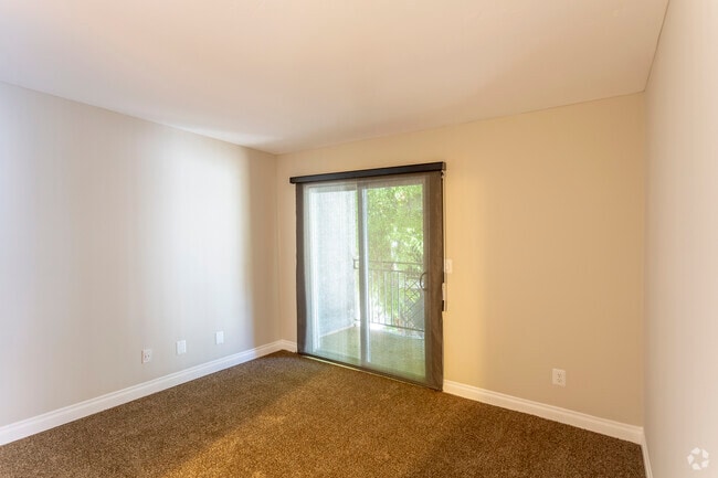 2 BR, 2 BA - 725 SF - Garden Park