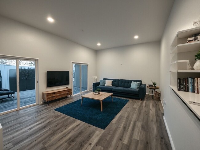 Large 3 Bedroom 3 Bathroom Condo for Rent - Large 3 Bedroom 3 Bathroom Condo for Rent Unit D