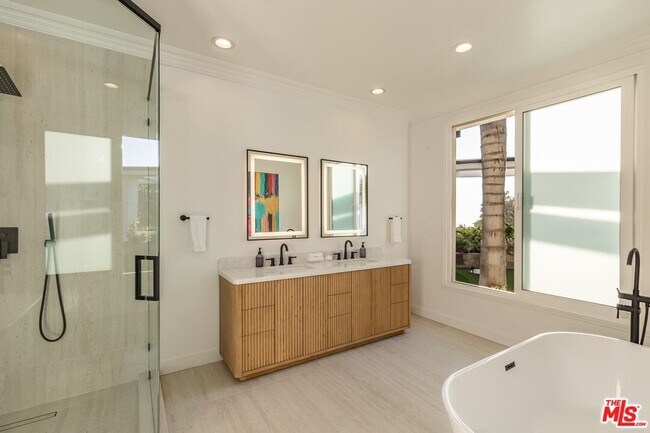 Photo - 560 Chalette Dr