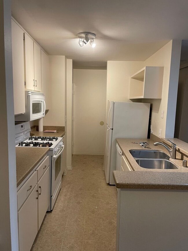 Photo - HOTEL CIRCLE -  WOOD FLOORS, FIREPLACE, VIEWS.  QUIET PENTHOUSE Unit E326