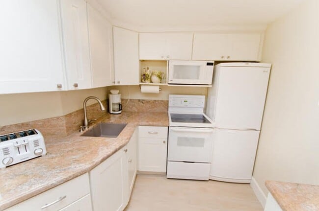 Photo - Steps to the Beach in La Jolla!