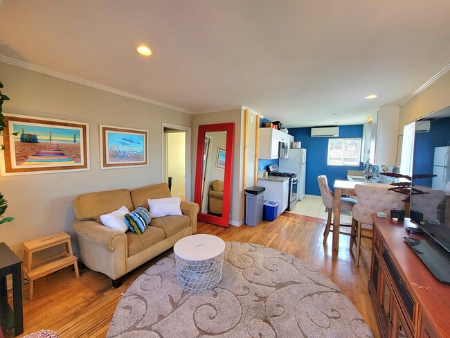 Photo - 4749 Niagara Ave