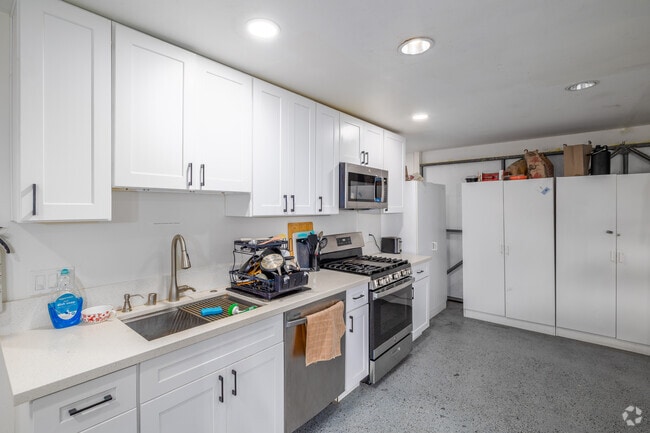 Second Kitchen - The Arroyo House Student Living.