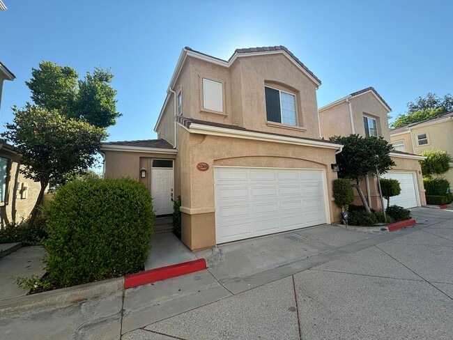 Charming 2-Bedroom Townhome in Valencia wi... - Charming 2-Bedroom Townhome in Valencia wi...