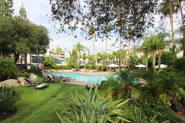 Building Photo - 5525 Canoga Ave Unit 113