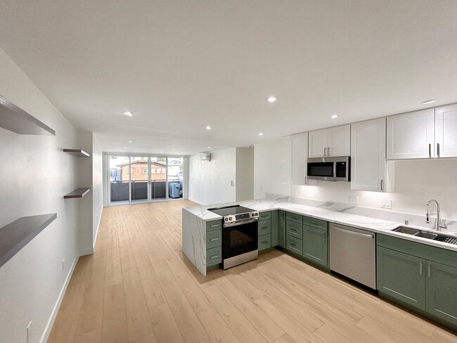 Building Photo - Beautiful 2BD/2BA Fully Remodeled w/ Reser...