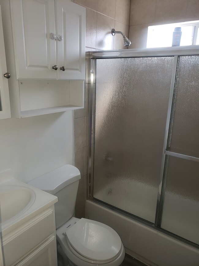 Photo - 1540 W 58th St